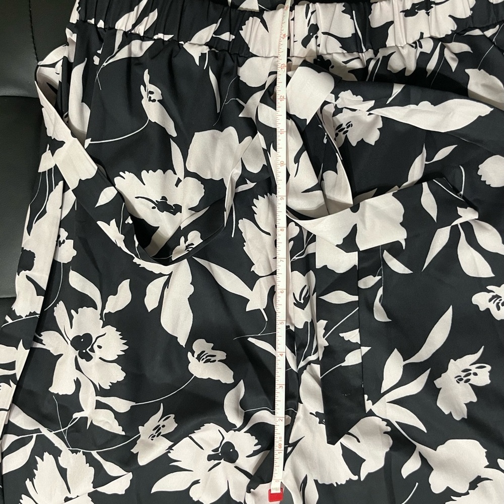 NWT 2 pc pants suit Floral Set Black and White Women's Pants with Black Top - Picture 7 of 7